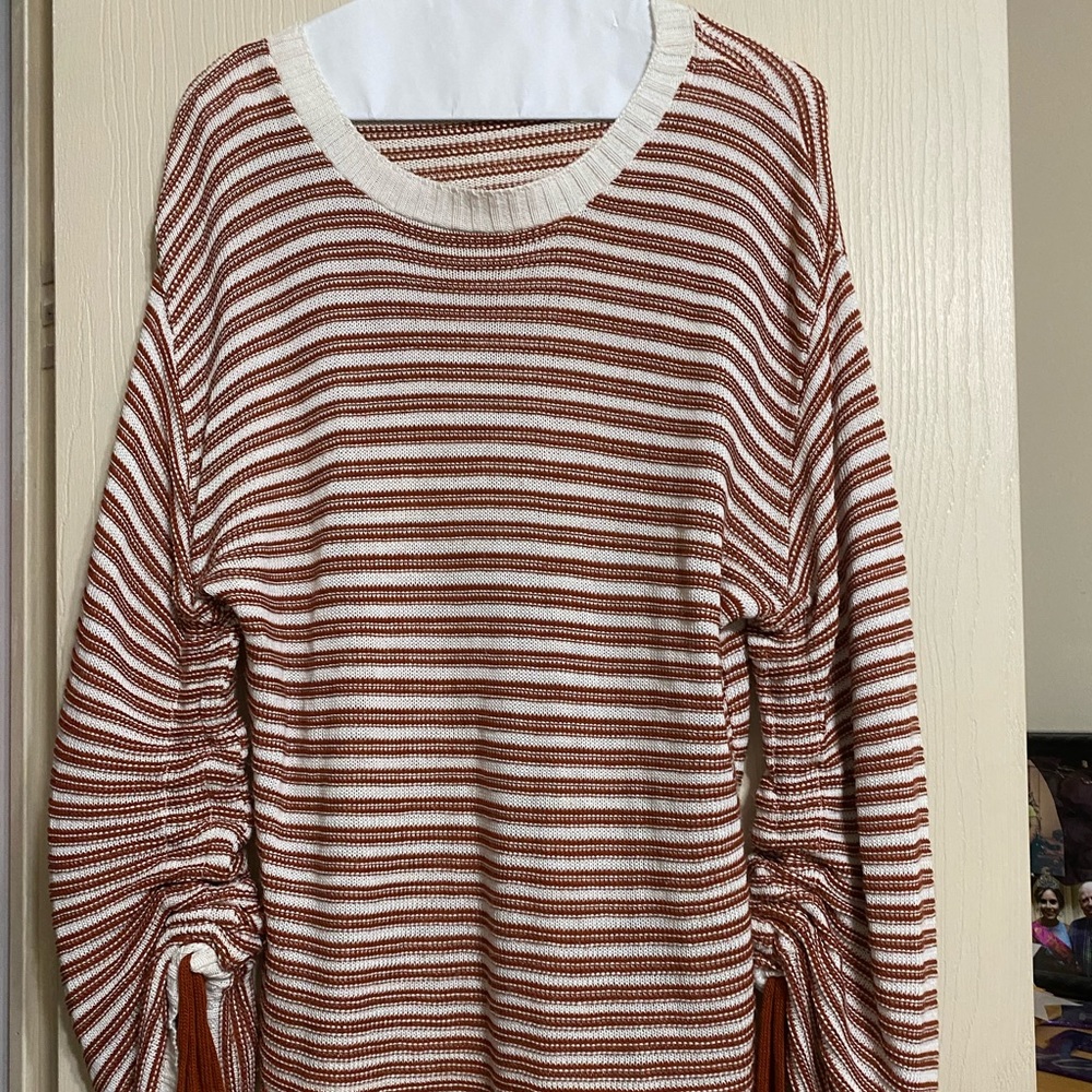 Burnt orange and white light weight sweater from buckle